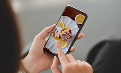 スマートフォンでチェックする女性