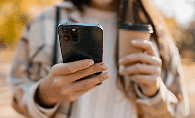 スマートフォンでチェックする女性